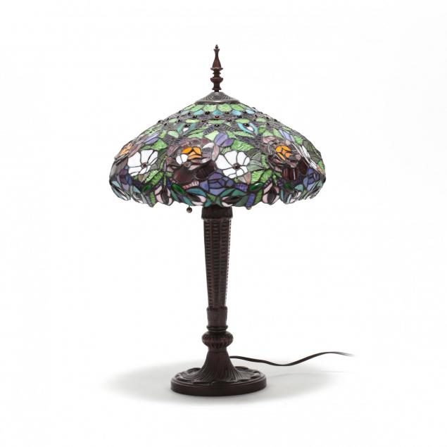 stained-glass-table-lamp