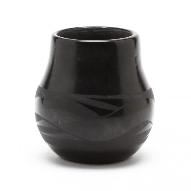 santa-clara-blackware-cabinet-vase