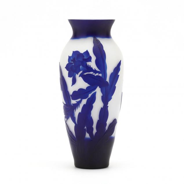 contemporary-cameo-glass-vase