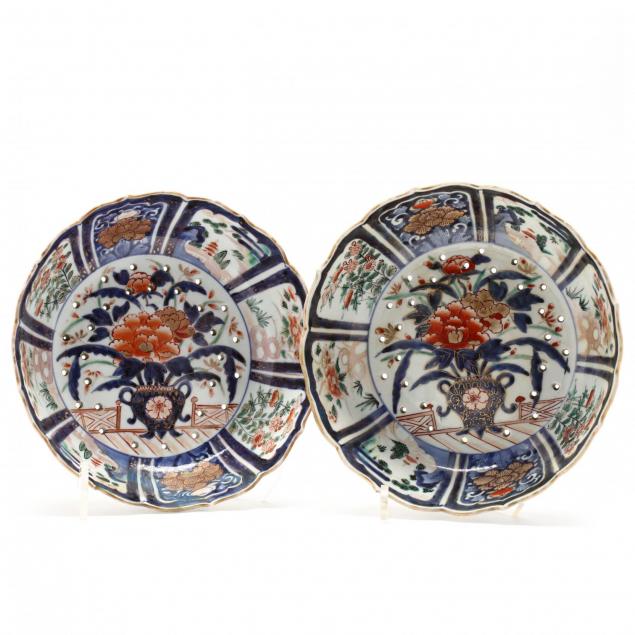 pair-of-antique-imari-porcelain-strawberry-bowls