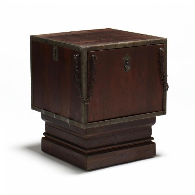 chinese-style-storage-box-on-stand