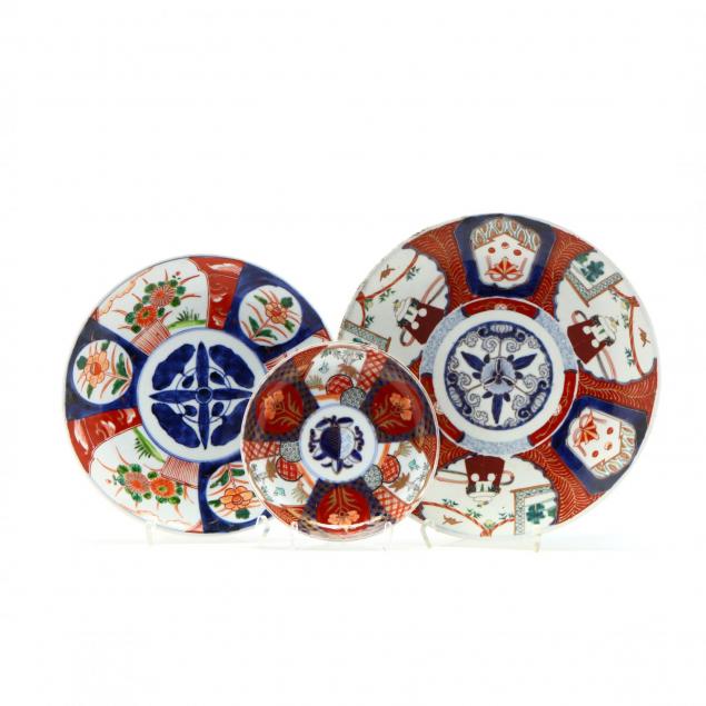 three-graduated-imari-porcelain-plates