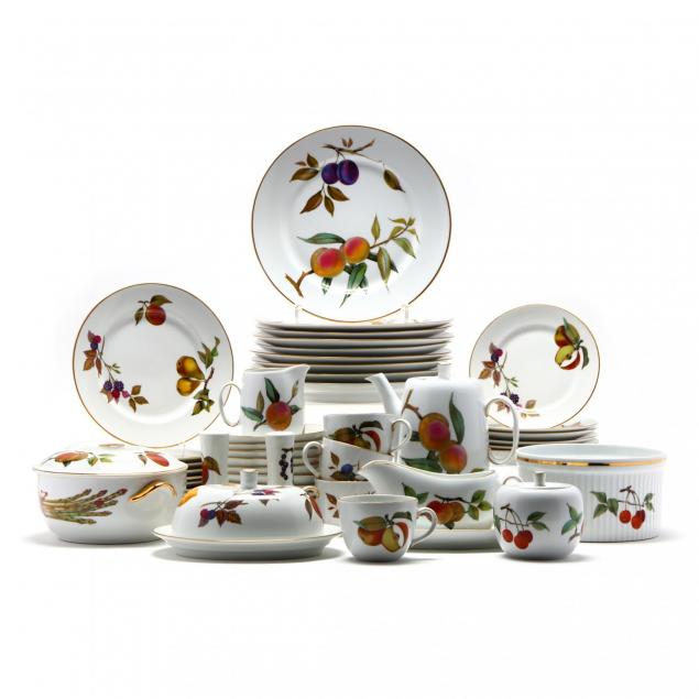 royal-worcester-evesham-dinner-service-for-eight