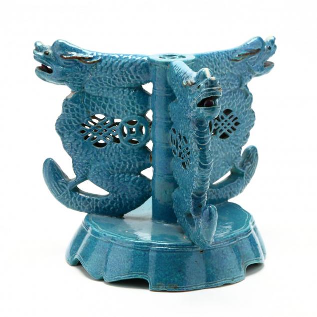 a-chinese-porcelain-dragon-stand