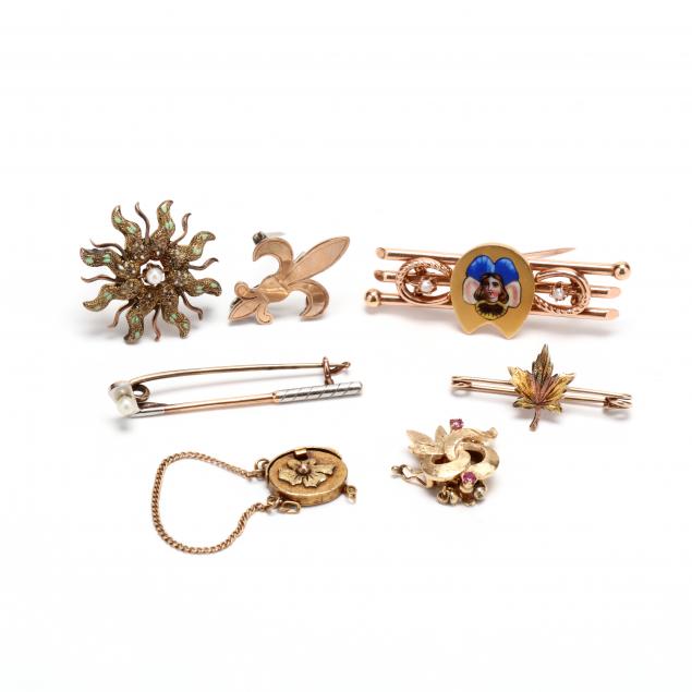 group-of-vintage-brooches-and-clasps