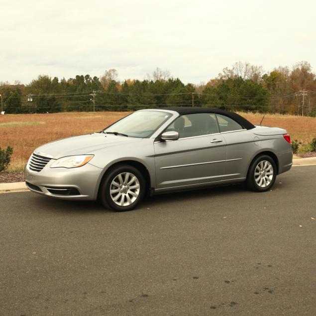 2013-chrysler-200-touring-convertible