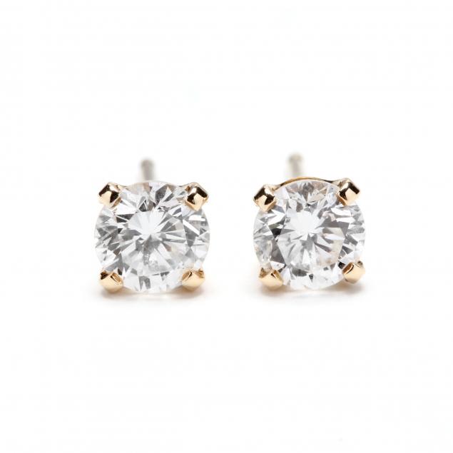 a-pair-of-14kt-gold-diamond-studs