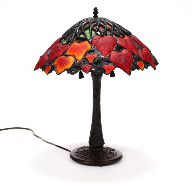contemporary-leaf-pattern-stained-glass-table-lamp