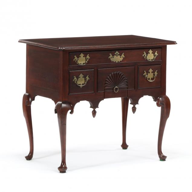 new-england-queen-anne-walnut-dressing-table