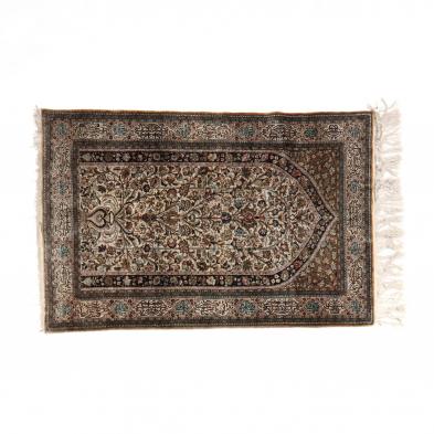 silk-prayer-rug