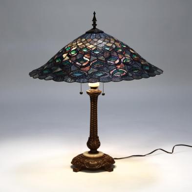 peacock-patterned-stained-glass-table-lamp