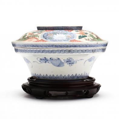 a-japanese-porcelain-bowl-with-imari-cover