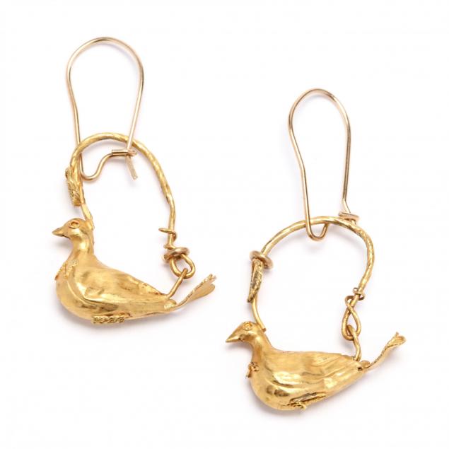 hellenistic-gold-earrings-fashioned-as-a-pair-of-seated-doves