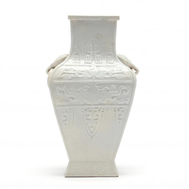 a-chinese-archaic-style-vase