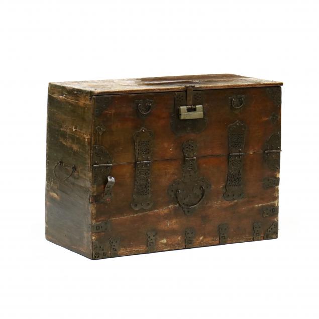 an-antique-korean-i-bandaji-i-chest