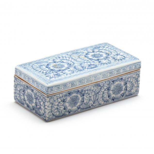 a-chinese-blue-and-white-porcelain-covered-box
