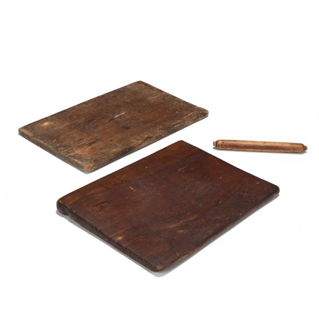 vintage-wooden-cutting-boards-and-rolling-pin