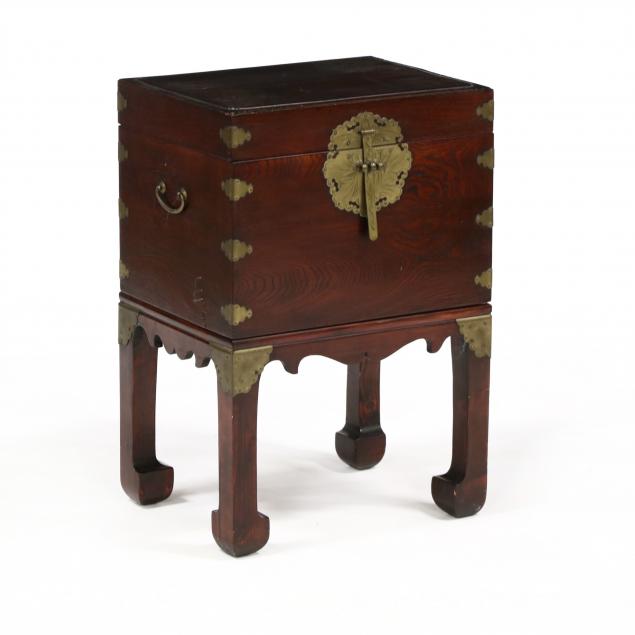 chinese-storage-box-on-stand