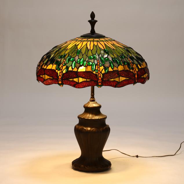 stained-glass-dragonfly-table-lamp