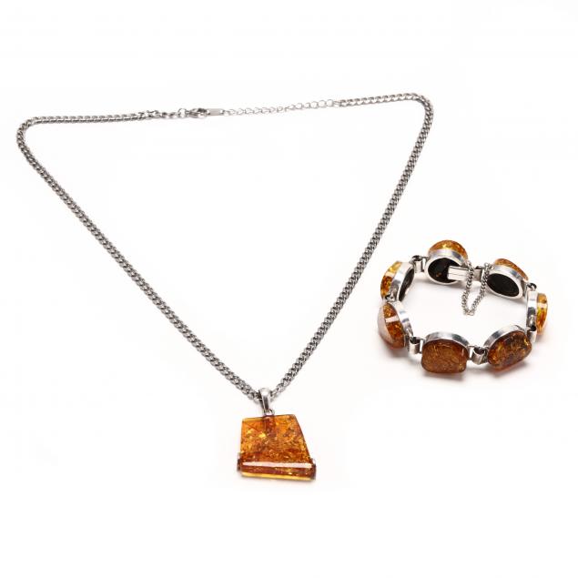 amber-necklace-and-bracelet