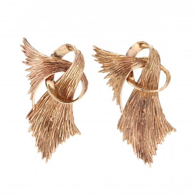 gold-foliate-motif-earrings