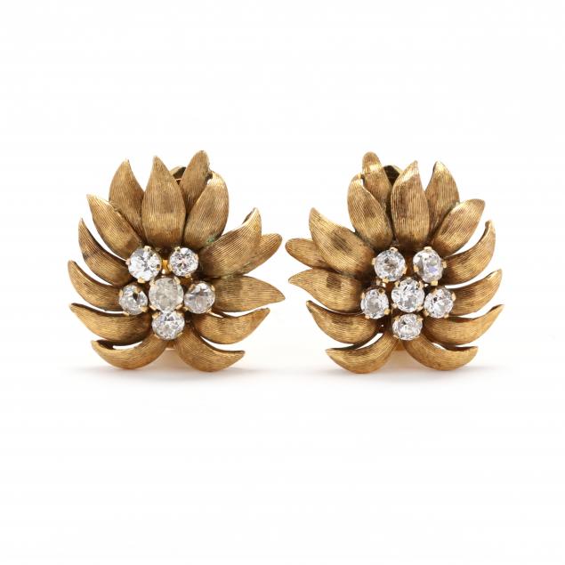 gold-and-diamond-flower-motif-earrings