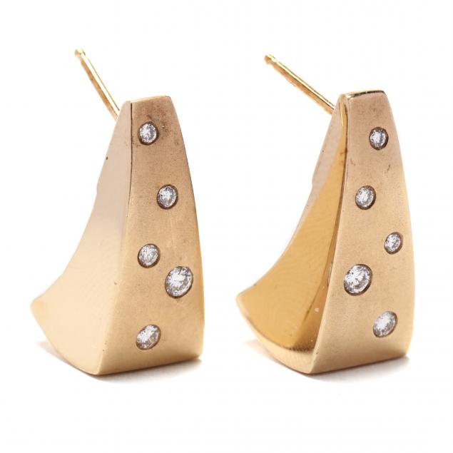 gold-and-diamond-earrings