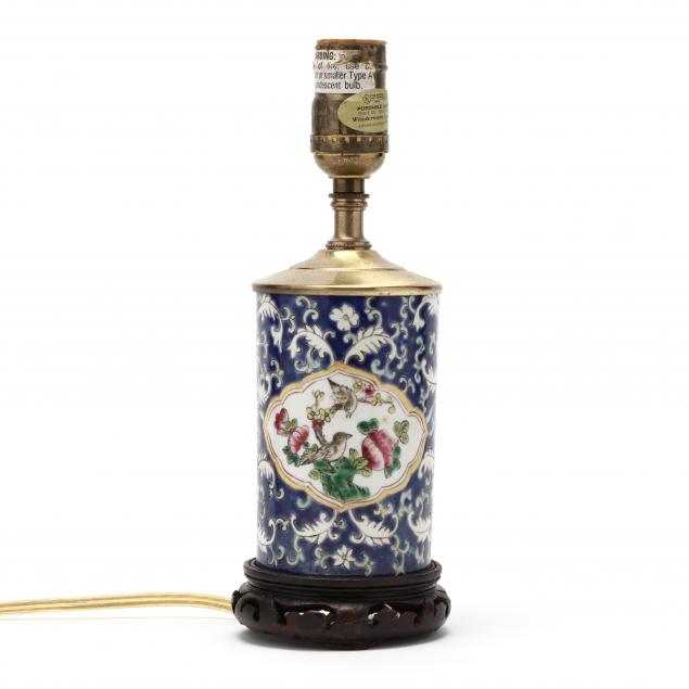 a-small-chinese-style-porcelain-desk-lamp