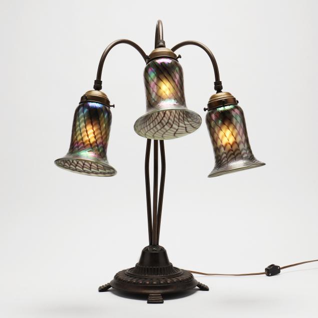 rembrandt-bronze-and-art-glass-table-lamp