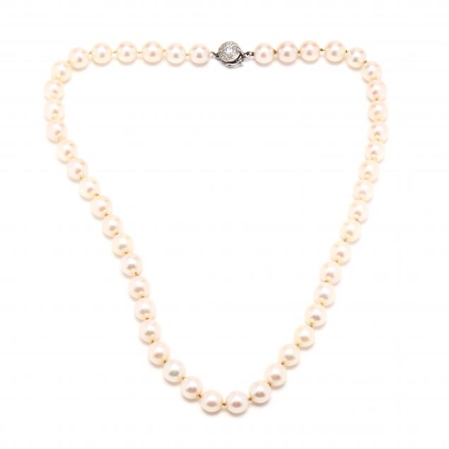 single-strand-pearl-necklace-with-white-gold-and-diamond-clasp