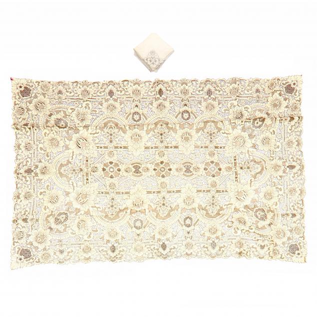 venetian-linen-tablecloth-and-twelve-napkins
