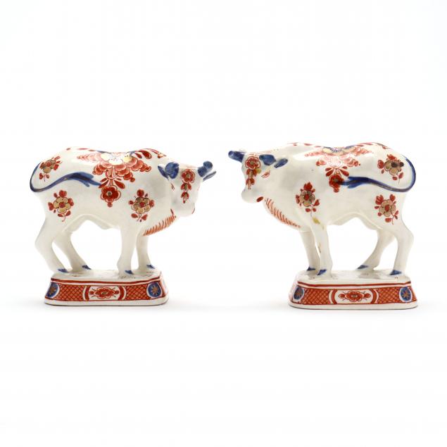 a-facing-pair-of-delft-cows