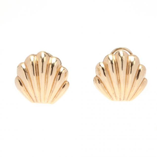 gold-shell-motif-earrings