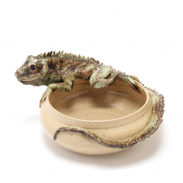 studio-pottery-bowl-with-iguana