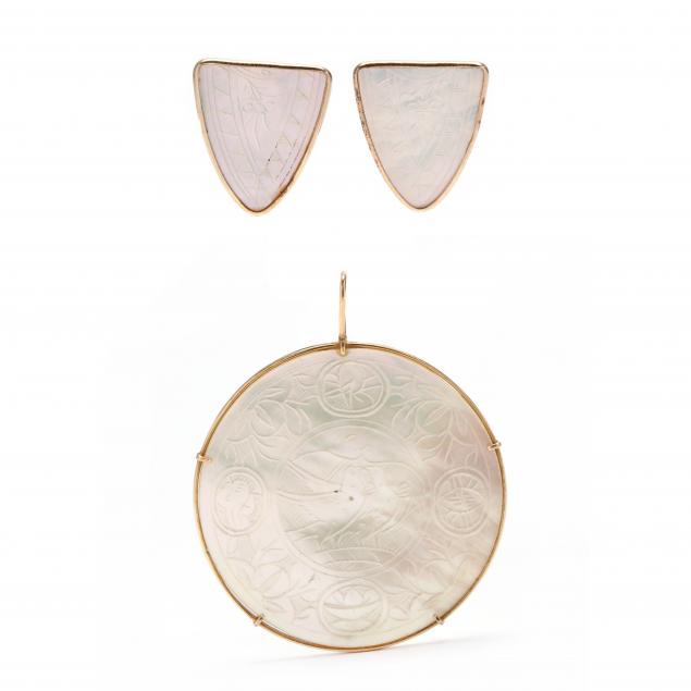gold-and-mother-of-pearl-pendant-and-earrings