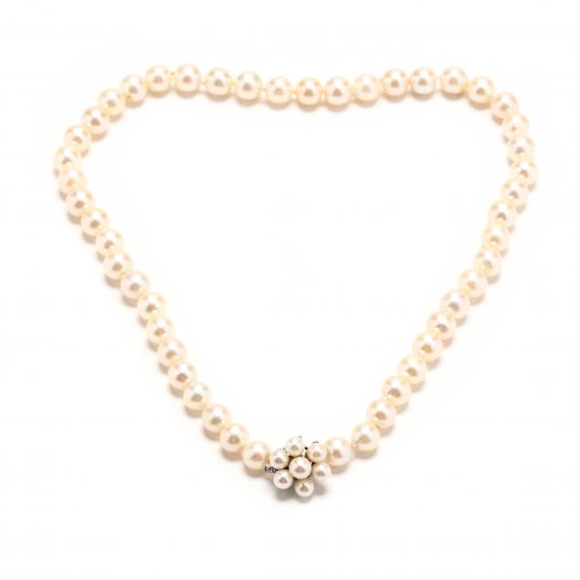 white-gold-and-pearl-necklace