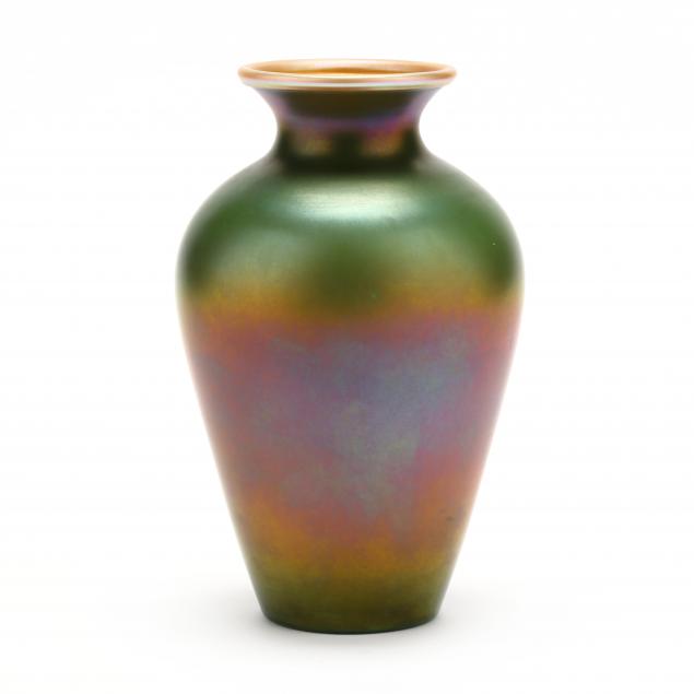 quezal-green-iridescent-glass-vase