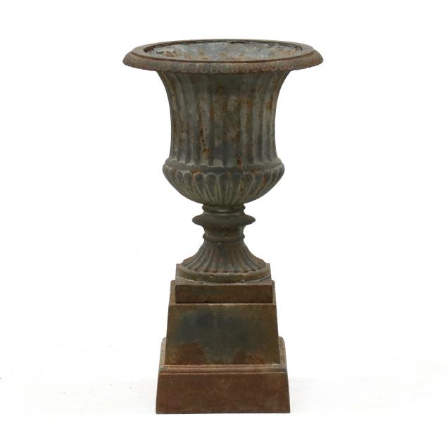 classical-style-iron-garden-urn-on-stand