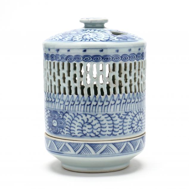 a-chinese-porcelain-blue-and-white-lantern