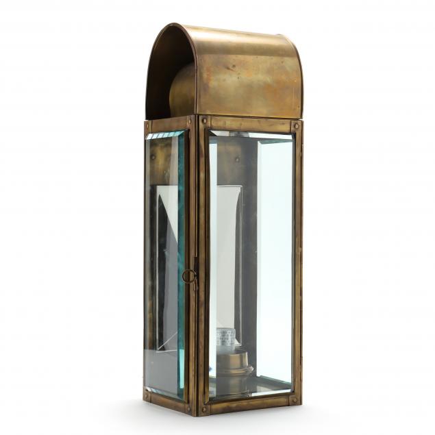 brass-coachmen-style-wall-lantern