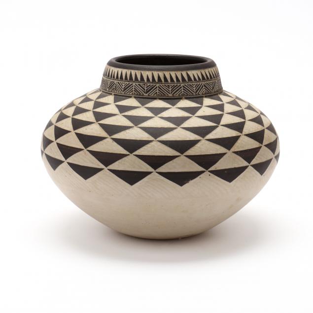leslie-thompson-american-b-1945-black-and-white-pottery-vessel