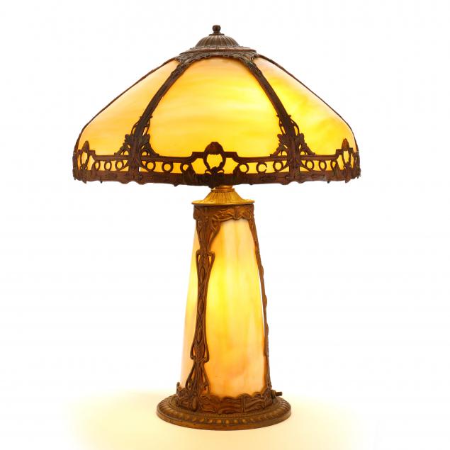 vintage-slag-glass-table-lamp-with-lighted-base