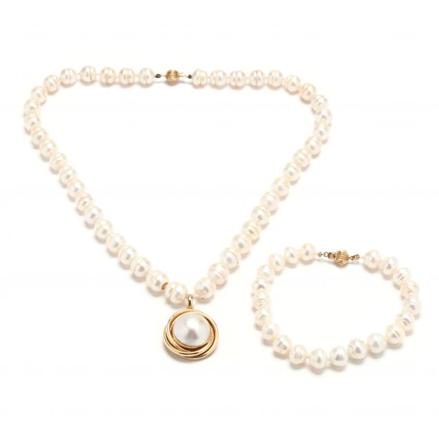 pearl-necklace-with-pendant-and-bracelet