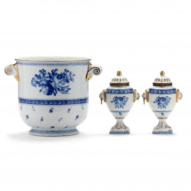 chelsea-house-blue-and-white-porcelain-urns-and-cachepot