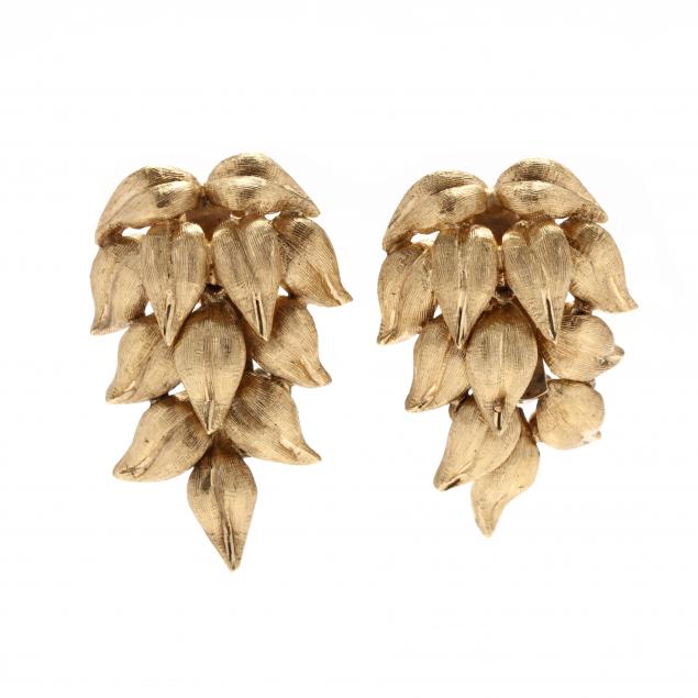 gold-articulated-foliate-motif-earrings-cellino