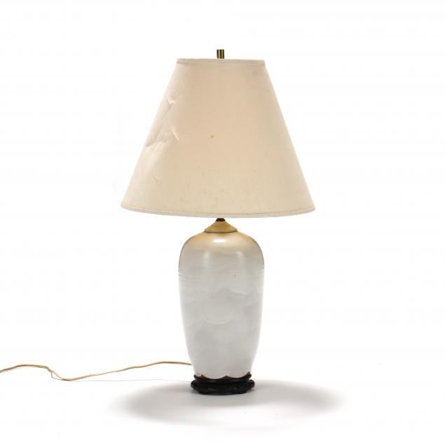 nc-pottery-vase-presented-as-a-table-lamp