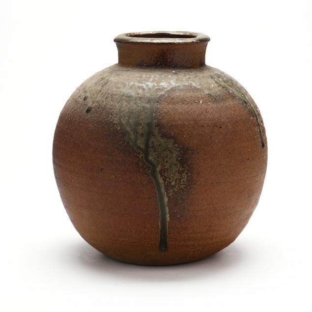 a-contemporary-pottery-vase