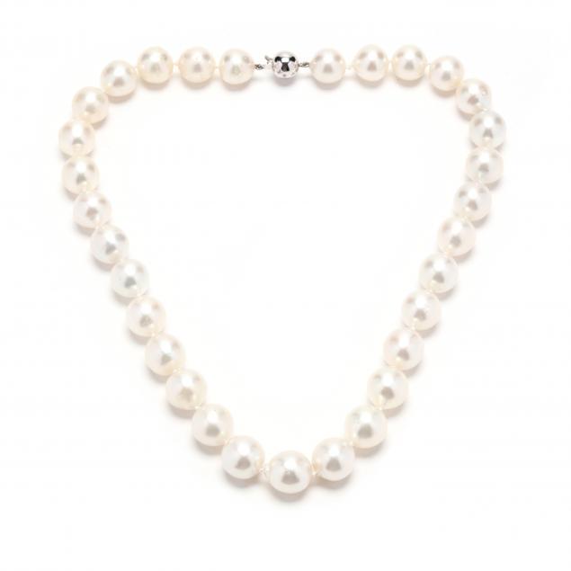 single-strand-south-sea-pearl-necklace-with-white-gold-and-diamond-clasp