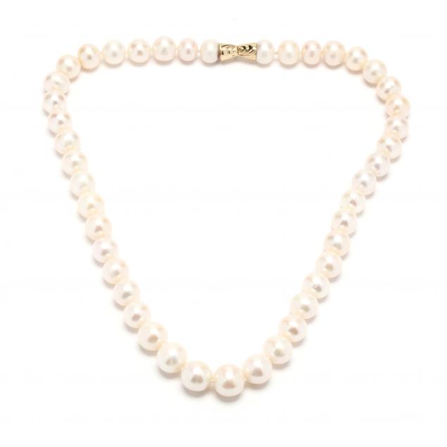 single-strand-pearl-necklace-with-gold-clasp