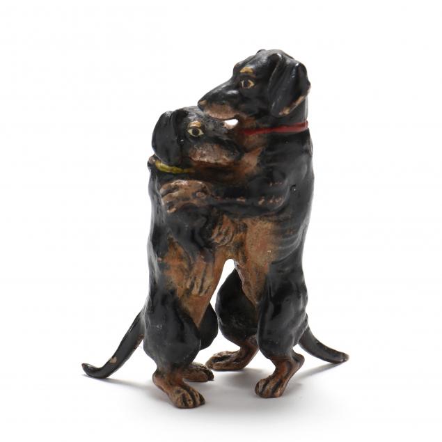 vienna-bronze-embracing-dachshunds